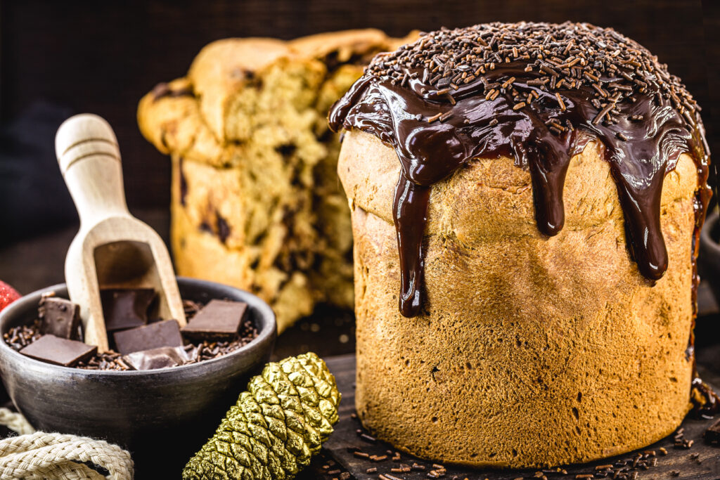 panetone-com-cobertura-de-chocolate-e-granulados-de-brigadeiro-em-cima-de-bancada-escura