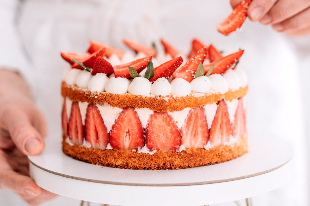 bolo-coberto-com-morangos-e-chantilly-o-que-e-confeitaria-artesanal