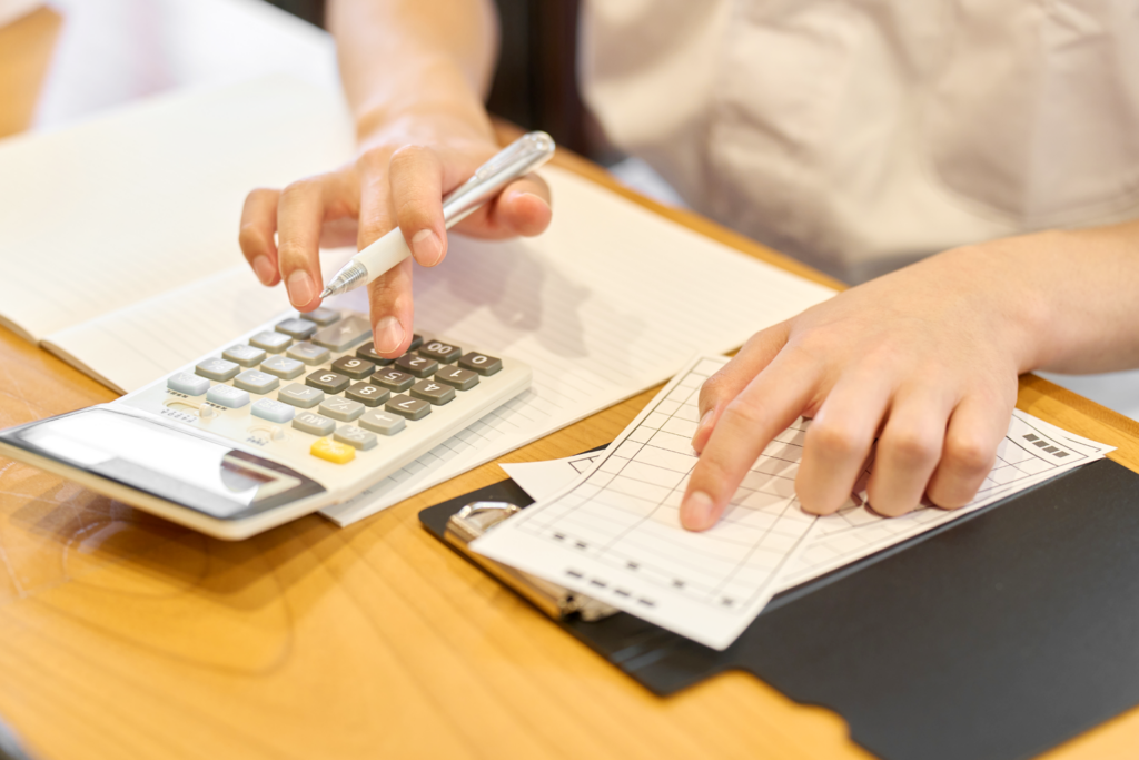 maos-femininas-fazendo-contas-sobre-a-mesa-confeitaria-cpv-cmv